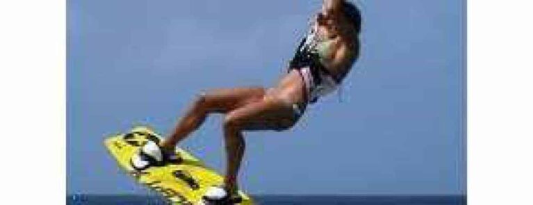 Een persoon in badpak en zwemvest oefent een Waterstart op een knalgeel wakeboard, terwijl hij met één hand het handvat vasthoudt tegen een blauwe lucht - te zien in Beginnersles 4 - Waterstart & Paardrijden.