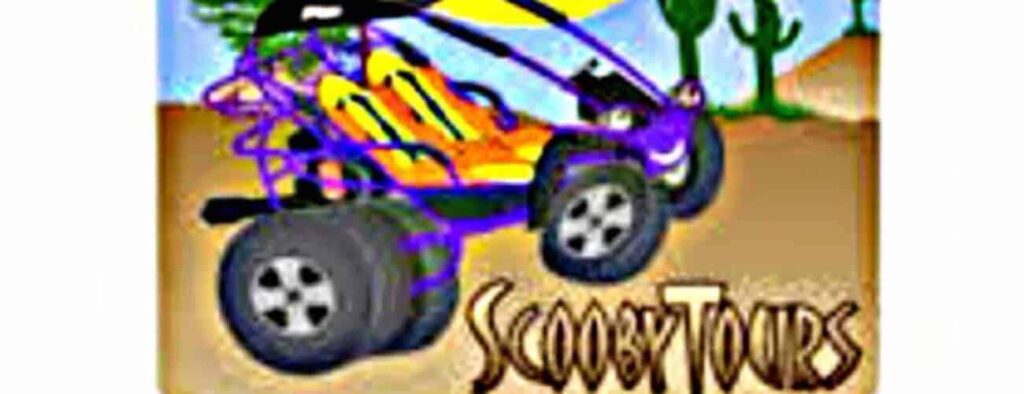 Kleurrijke cartoon van een paarse en gele duinbuggy die door een woestijn met cactussen en heuvels rijdt, geïnspireerd op de Oost Buggy Tour! "Scooby Tours" staat eronder in grote, speelse tekst. De afbeelding is levendig en leuk.