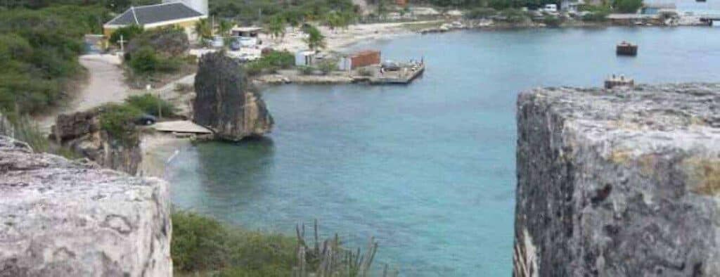 Geniet van de Wandeltocht op het schiereiland van de baai van Caracas: bewonder helder turquoise water, cactussen in de voorgrond en boten in de rustige baai. Perfect voor een prachtige wandeling langs deze ruige kustlijn!.