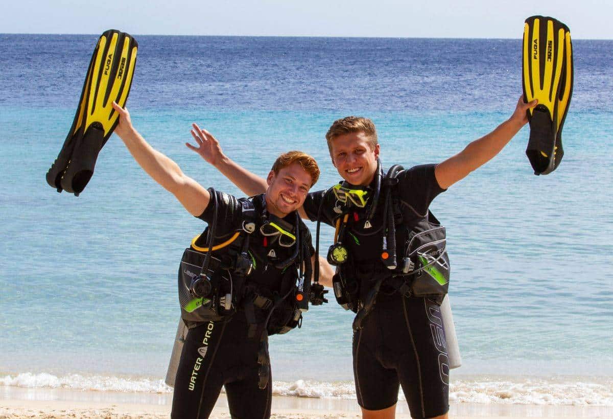 Ontdek de schoonheid van Blue Bay Dive's 2 Tank begeleide privéduik House Reef