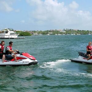 Curaçao staat bekend om zijn prachtige stranden, bruisende onderwaterleven en spannende watersporten.
Als je op zoek bent naar een onvergetelijke ervaring op het eiland, zoek dan niet verder dan het Jet Ski avontuur langs de oostkust van Curaçao.
Op CuracaoTodo.com bieden we de meest uitgebreide informatie voor toeristen, zodat je het meeste uit je bezoek aan dit Caribische paradijs kunt halen.
Laten we in de details duiken van deze spannende excursie.