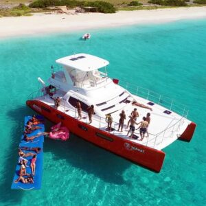 Als je een reis naar Curaçao plant, is een onvergetelijke boottocht naar Klein Curaçao een must-do activiteit.
Deze dagtocht biedt een perfecte ontsnapping naar een onbewoond eiland met ongerepte zandstranden, kristalhelder water en een overvloed aan zeeleven.
CuraçaoTodo.com biedt de beste en meest uitgebreide informatie voor toeristen op het eiland, zodat je het meeste uit je avontuur kunt halen.