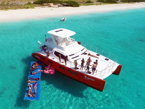 Als je een reis naar Curaçao plant, is een onvergetelijke boottocht naar Klein Curaçao een must-do activiteit.
Deze dagtocht biedt een perfecte ontsnapping naar een onbewoond eiland met ongerepte zandstranden, kristalhelder water en een overvloed aan zeeleven.
CuraçaoTodo.com biedt de beste en meest uitgebreide informatie voor toeristen op het eiland, zodat je het meeste uit je avontuur kunt halen.