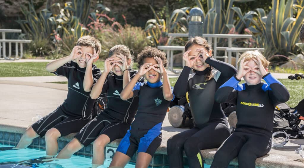 Bubblemaker: A Fun Scuba Experience for Kids in Curaçao Introduction Looking for an unforgettable experience for your kids during your trip to Curaçao? The Bubblemaker program offers a unique opportunity for children to experience the magic of scuba diving in a safe and controlled environment. Hosted by PADI professionals, this activity is perfect for young adventurers aged 8 and above. For the most comprehensive and up-to-date information about activities and tours in Curaçao, visit CuracaoTodo.com.
