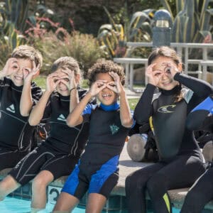 Bubblemaker: Een leuke duikervaring voor kinderen op Curaçao Inleiding Op zoek naar een onvergetelijke ervaring voor je kinderen tijdens je reis naar Curaçao?
Het Bubblemaker programma biedt een unieke kans voor kinderen om de magie van het duiken te ervaren in een veilige en gecontroleerde omgeving.
Onder leiding van PADI professionals is deze activiteit perfect voor jonge avonturiers vanaf 8 jaar.
Ga voor de meest uitgebreide en actuele informatie over activiteiten en rondleidingen op Curaçao naar CuraçaoTodo.com.