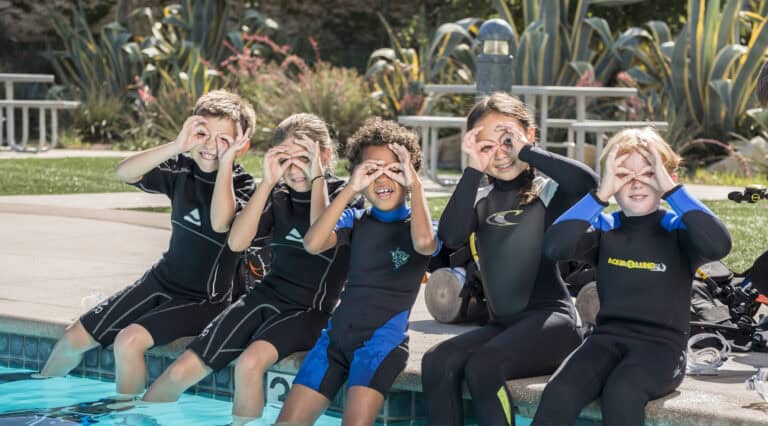 Bubblemaker: Een leuke duikervaring voor kinderen op Curaçao Inleiding Op zoek naar een onvergetelijke ervaring voor je kinderen tijdens je reis naar Curaçao?
Het Bubblemaker programma biedt een unieke kans voor kinderen om de magie van het duiken te ervaren in een veilige en gecontroleerde omgeving.
Onder leiding van PADI professionals is deze activiteit perfect voor jonge avonturiers vanaf 8 jaar.
Ga voor de meest uitgebreide en actuele informatie over activiteiten en rondleidingen op Curaçao naar CuraçaoTodo.com.