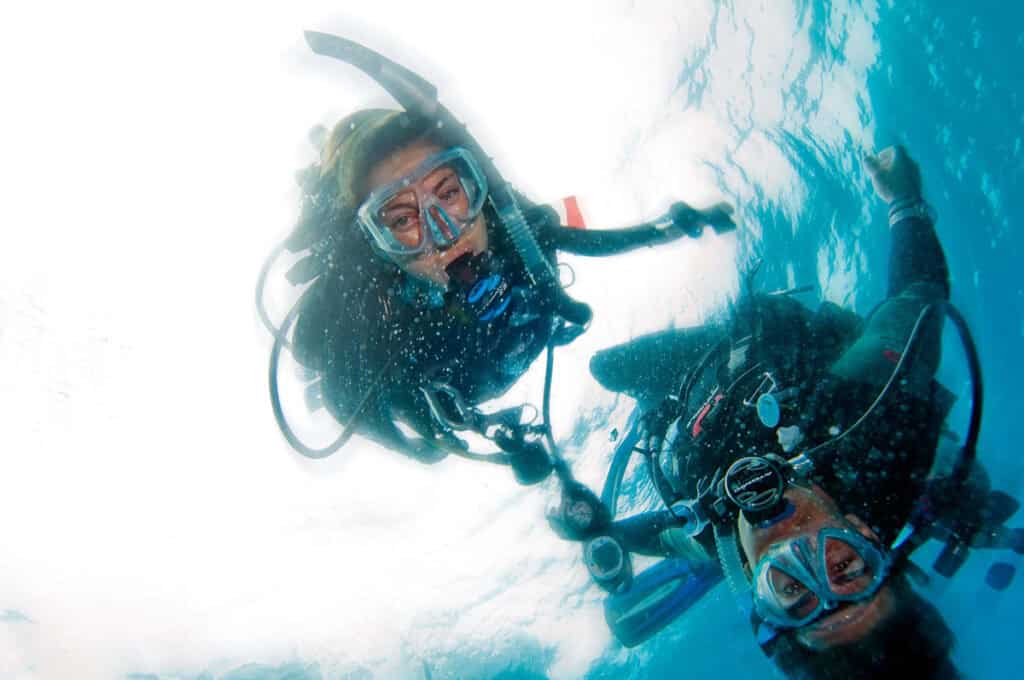 Refresh Your Skills with a Refresher Dive in Curaçao If you haven't been diving for two years or more, it might be time to refresh your skills. Curaçao offers a fantastic Refresher Dive experience, designed to ensure a safe and enjoyable return to the underwater world. At CuracaoTodo.com, you'll find the best and most comprehensive information for tourists on the island, making it your go-to guide for planning your diving adventures.
