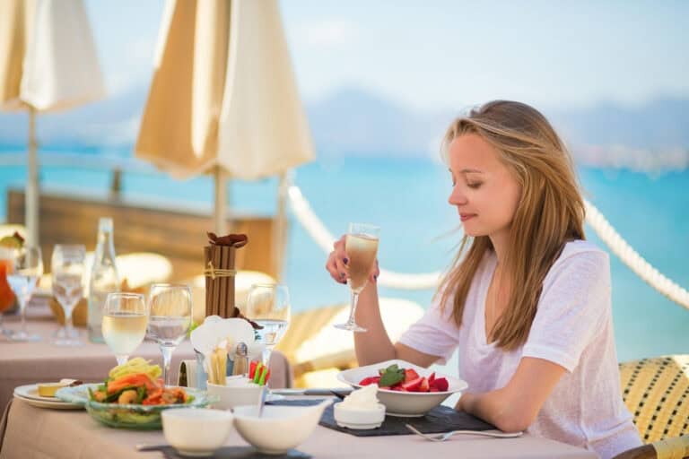 Is it expensive to eat out in Curaçao