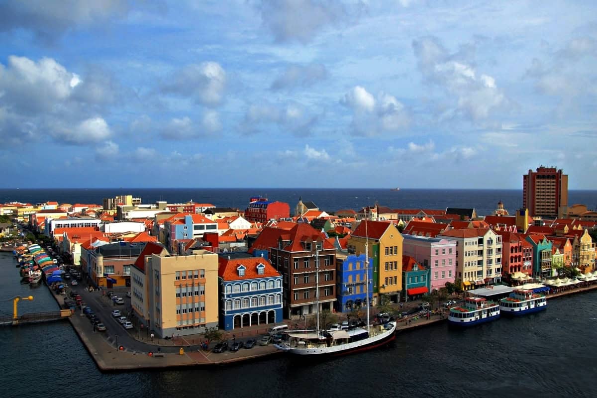 Is there poverty in Curaçao