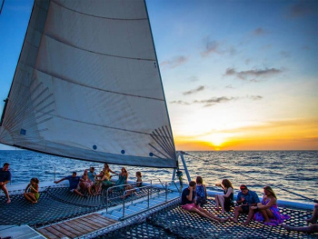 Vive la magia de una excursión en velero al atardecer en Curaçao
